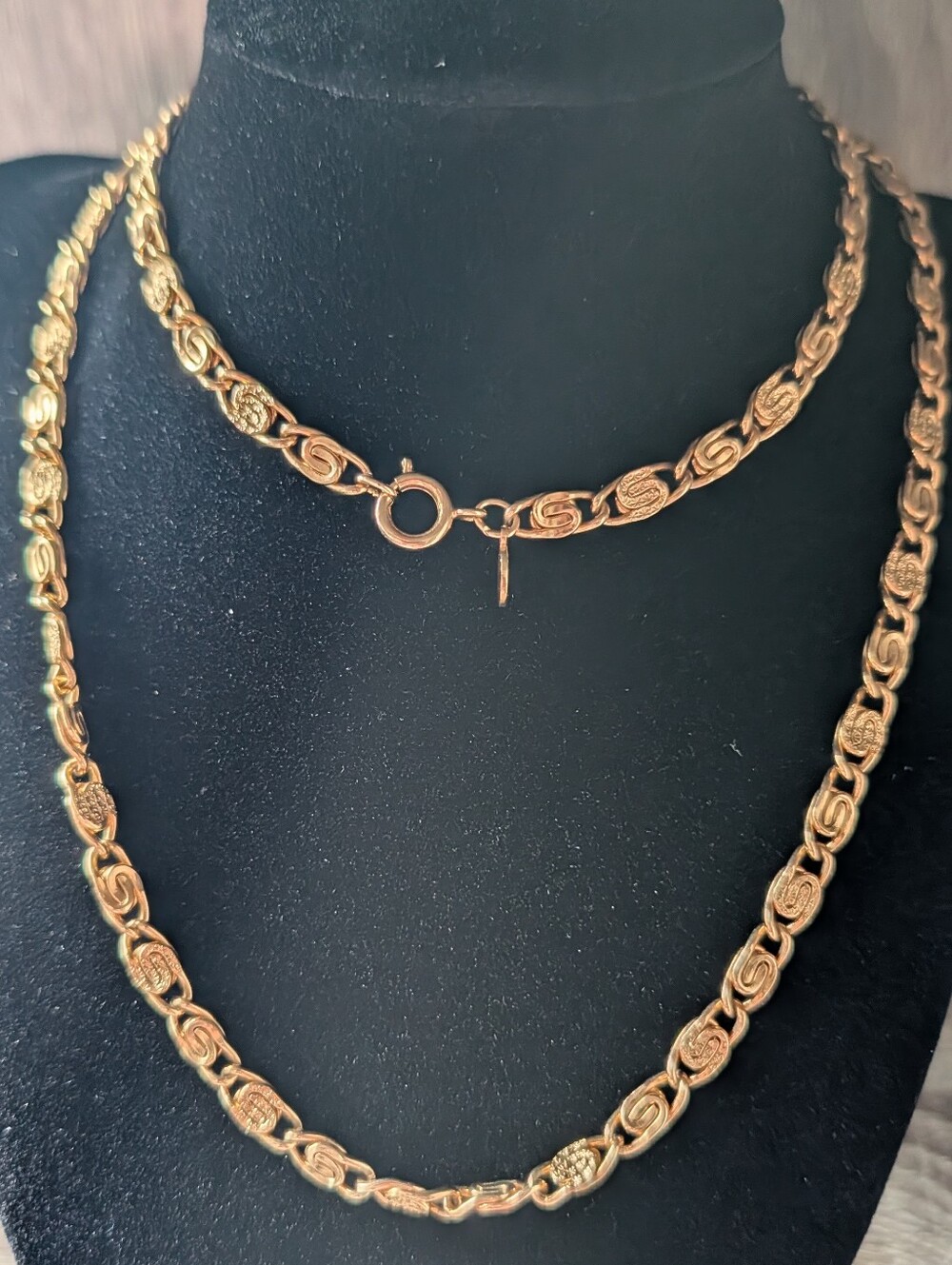Vintage Avon Textured Snail Or "S" Scroll Link Chain Necklace